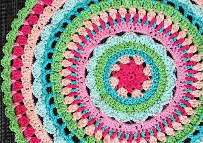 Virkad bordstablett i rund form. Uppdelad i olika garn och tekniker.