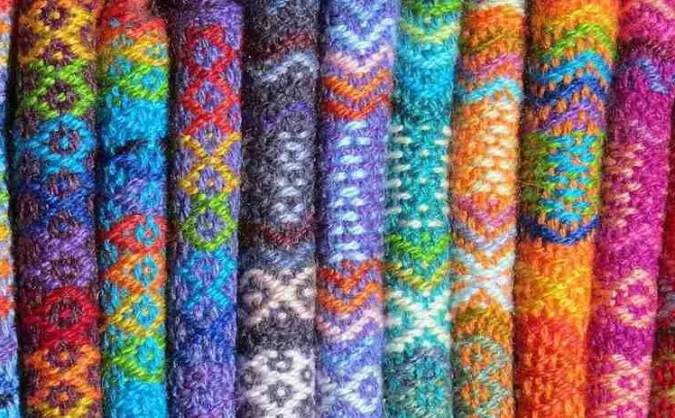 Tyger skapta med olika garnfärger för att ge ett färgsprakande mönster
